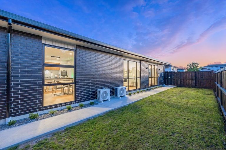 Photo of property in 18 Madden Avenue, Kumeu, 0810
