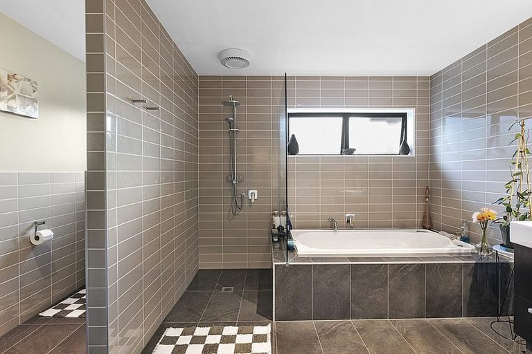 Photo of property in 11 The Terrace, Herald Island, Auckland, 0618