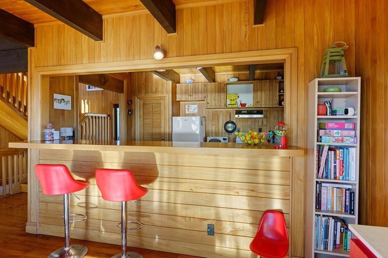 Photo of property in 11 Waiheke Street, Waikanae Beach, Waikanae, 5036