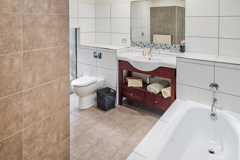 Photo of property in 111 Thompson Road, Bluff Hill, Napier, 4110