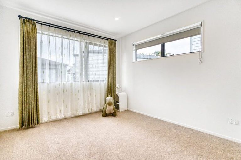 Photo of property in 152b Luckens Road, West Harbour, Auckland, 0618