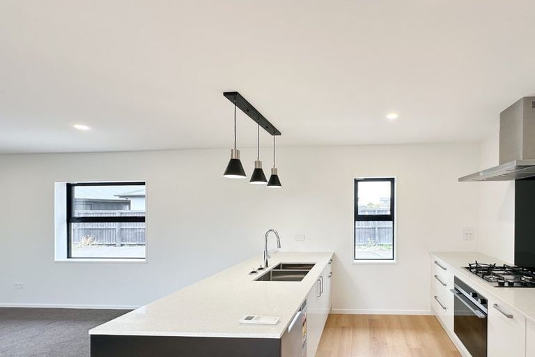 Photo of property in 33 Akoranga Place, Hornby, Christchurch, 8042