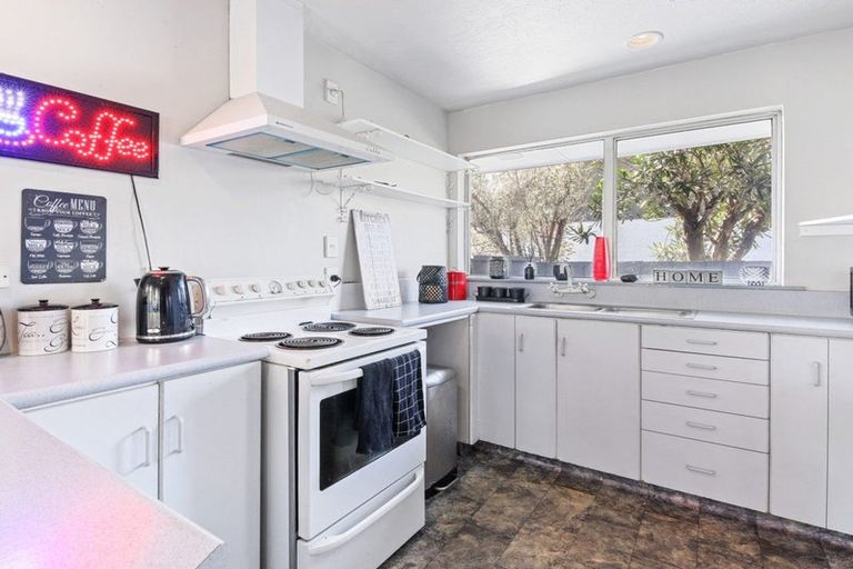 Photo of property in 25 Heathglen Avenue, Parklands, Christchurch, 8083