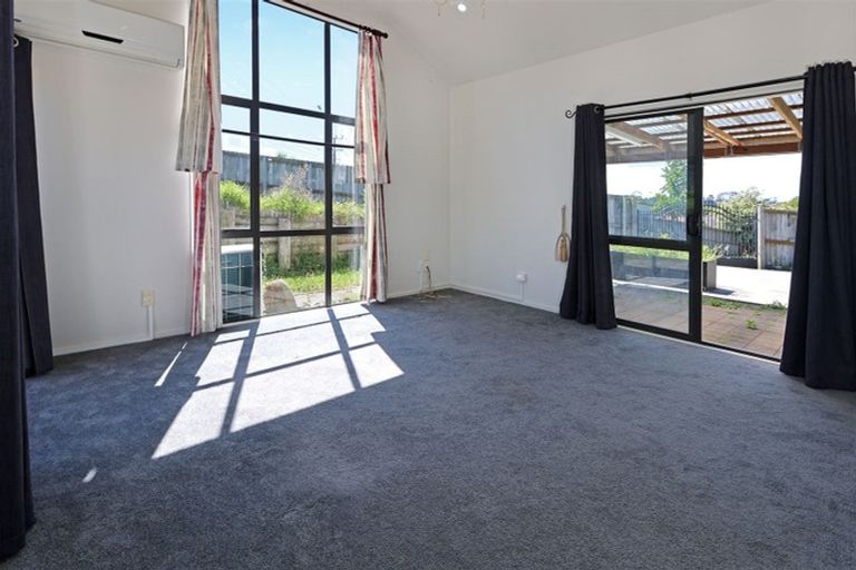 Photo of property in 74 Hetherington Road, Ranui, Auckland, 0612