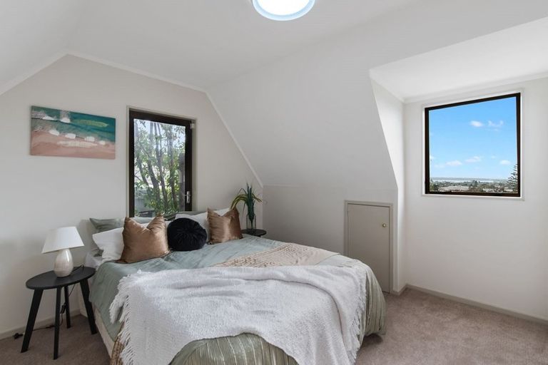 Photo of property in 2/67 West Coast Road, Glen Eden, Auckland, 0602