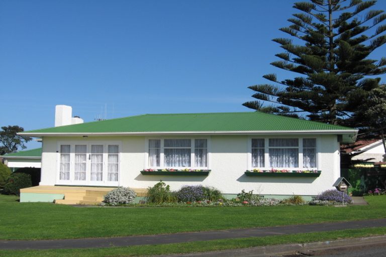 Photo of property in 17 Egmont Street, Castlecliff, Whanganui, 4501