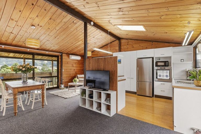 Photo of property in 16 Apple Terrace, Ranui, Porirua, 5024