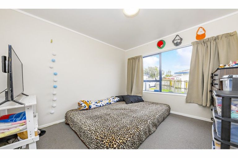 Photo of property in 2/73 Etherton Drive, Weymouth, Auckland, 2103