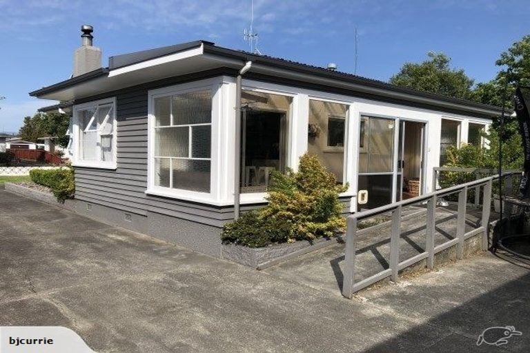 Photo of property in 16 Aspiring Avenue, Milson, Palmerston North, 4414