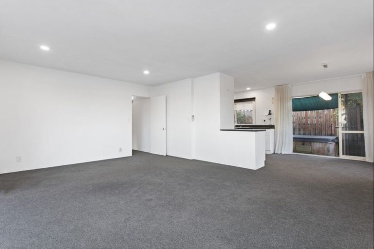 Photo of property in 22 Whangaparaoa Road, Red Beach, 0932