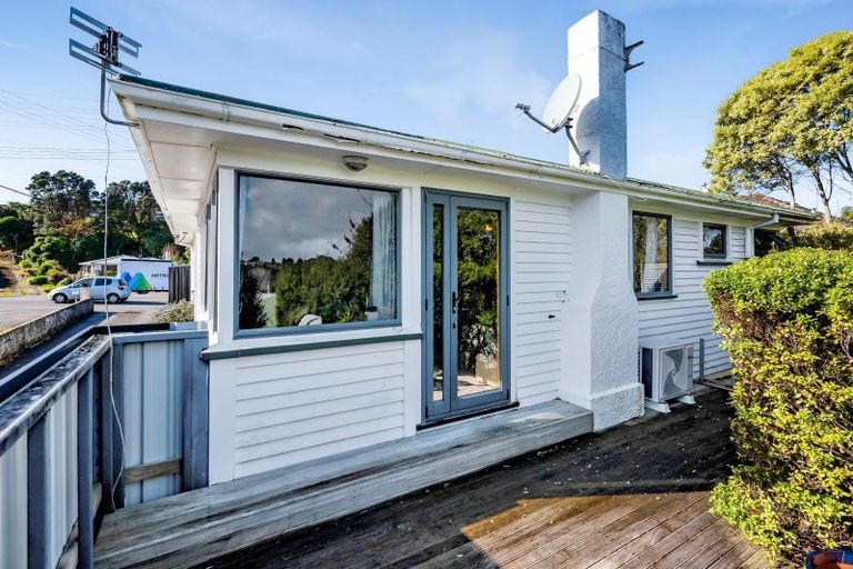 Photo of property in 2 Awanui Street, Merrilands, New Plymouth, 4312