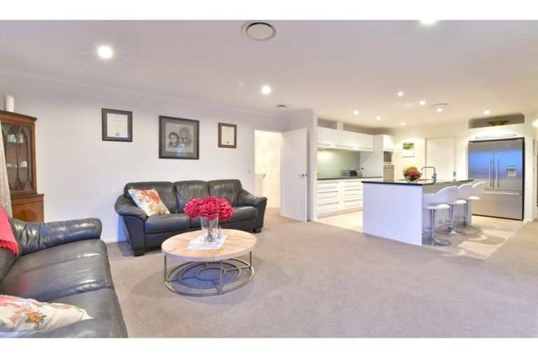 Photo of property in 33 Savoy Road, Orewa, 0931
