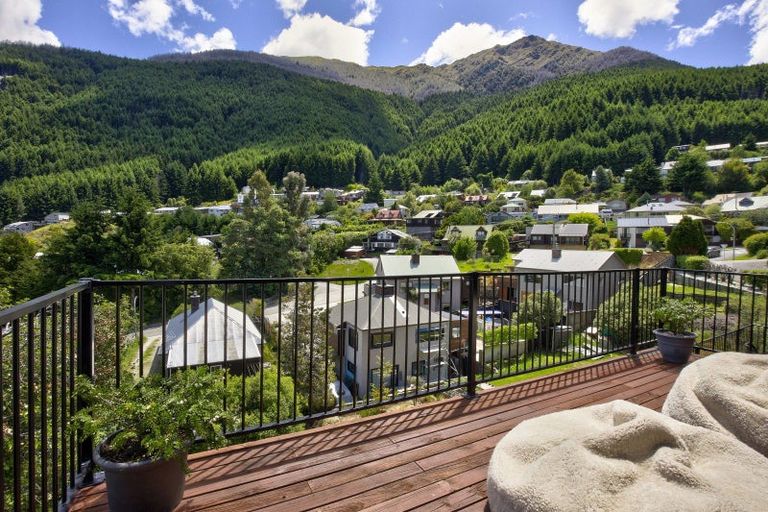 Photo of property in 6 Mackinnon Terrace, Sunshine Bay, Queenstown, 9300