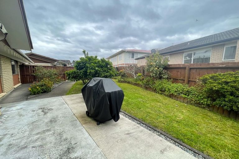 Photo of property in 2/4267 Great North Road, Glendene, Auckland, 0602