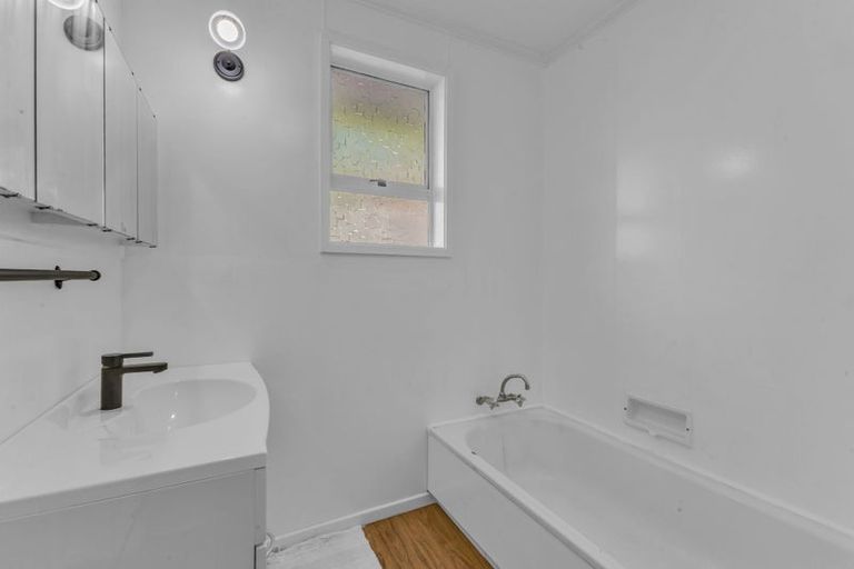 Photo of property in 50 Seaview Road, Marfell, New Plymouth, 4310