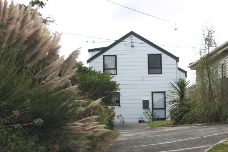 Photo of property in 2/228 Beach Haven Road, Beach Haven, Auckland, 0626