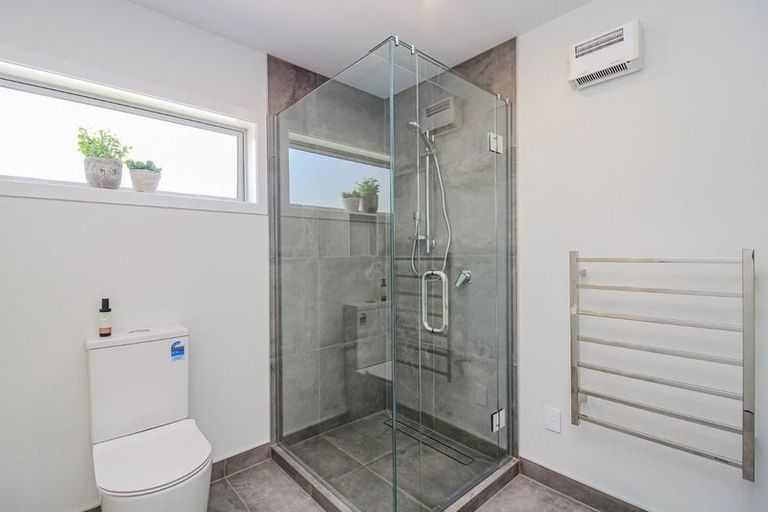 Photo of property in 1/7 Grays Road, Plimmerton, Porirua, 5026