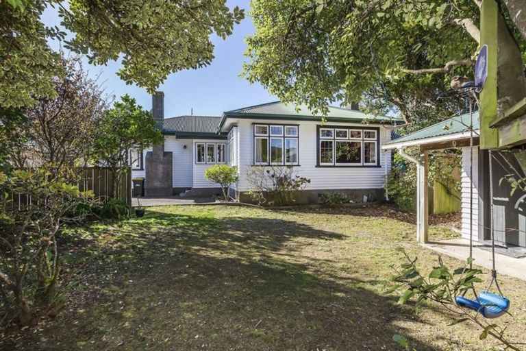 Photo of property in 1d Kereru Bend, Tawa, Wellington, 5028