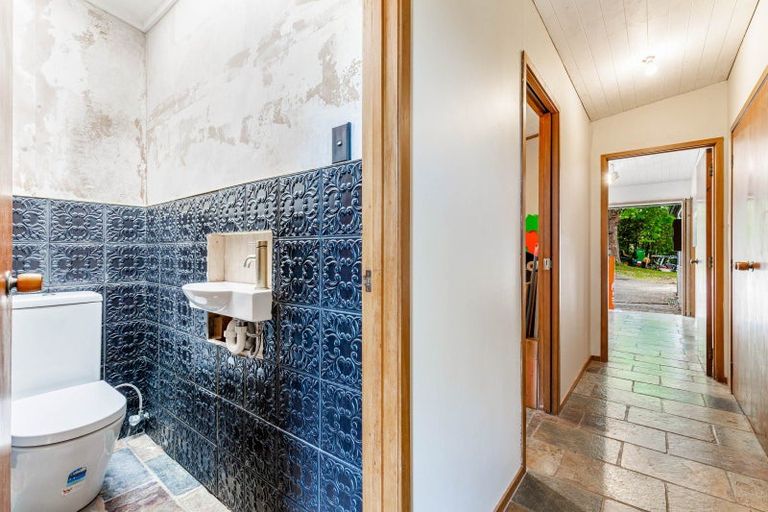 Photo of property in 48 Ngarahana Avenue, Paremoremo, Auckland, 0632