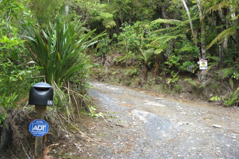 Photo of property in 37 Quinns Road, Waiatarua, Auckland, 0612