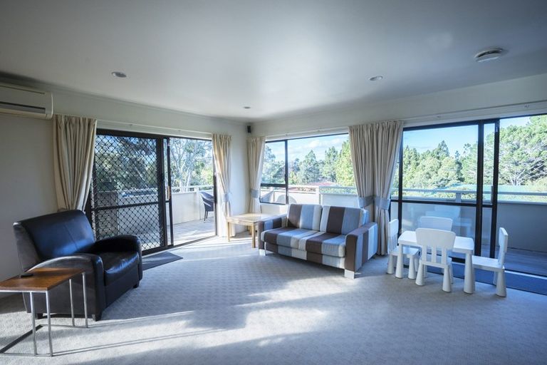 Photo of property in 119 Chelsea View Drive, Chatswood, Auckland, 0626