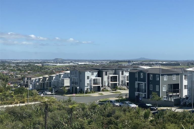 Photo of property in 8 Puhakehake Place, Flat Bush, Auckland, 2019