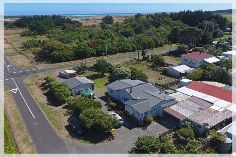 Photo of property in 9 Nuku Street, Tangimoana, 4822