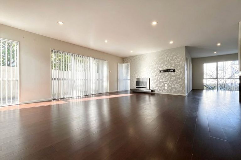 Photo of property in 16 Lakeridge Close, Northcross, Auckland, 0632