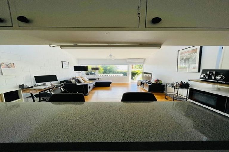 Photo of property in 2/289 Glenfield Road, Glenfield, Auckland, 0629