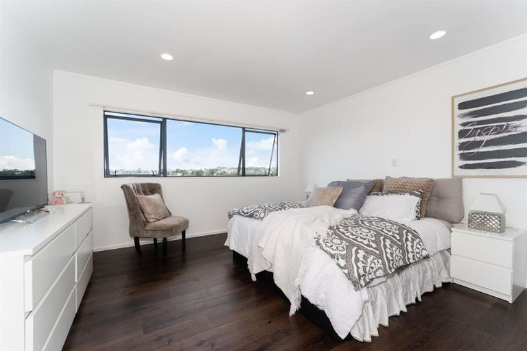 Photo of property in 50a Noeleen Street, Glenfield, Auckland, 0629