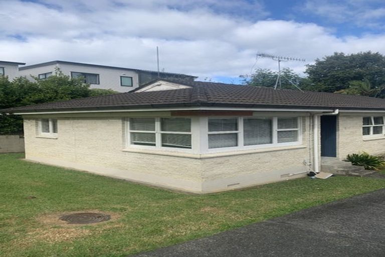 Photo of property in 1/47 Hogans Road, Glenfield, Auckland, 0629