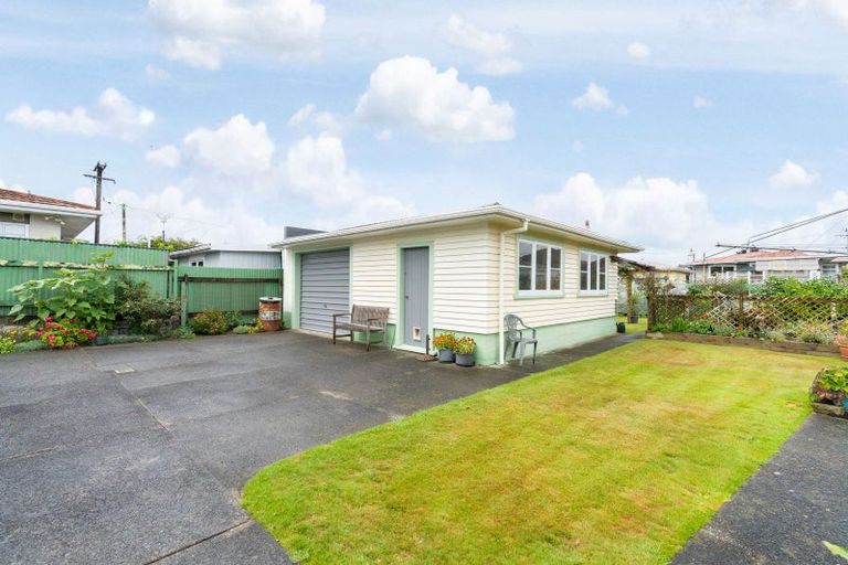 Photo of property in 9 Chester Street, Levin, 5510