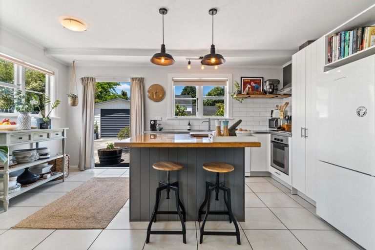 Photo of property in 2 Seddon Street, Carterton, 5713