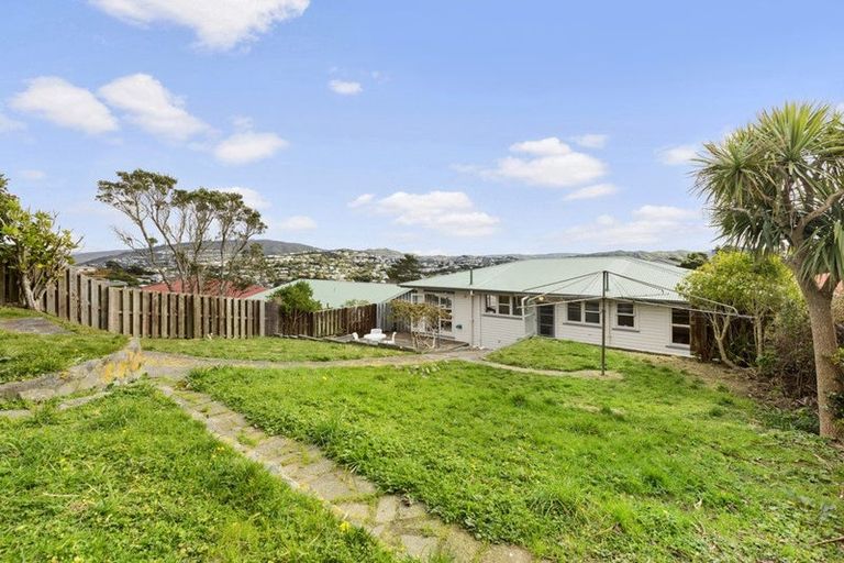 Photo of property in 13 Alder Place, Newlands, Wellington, 6037
