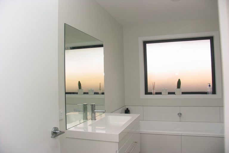 Photo of property in 25 Bale Road, Jacks Point, 9371