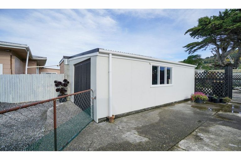 Photo of property in 220 Marine Parade, Bluff, 9814