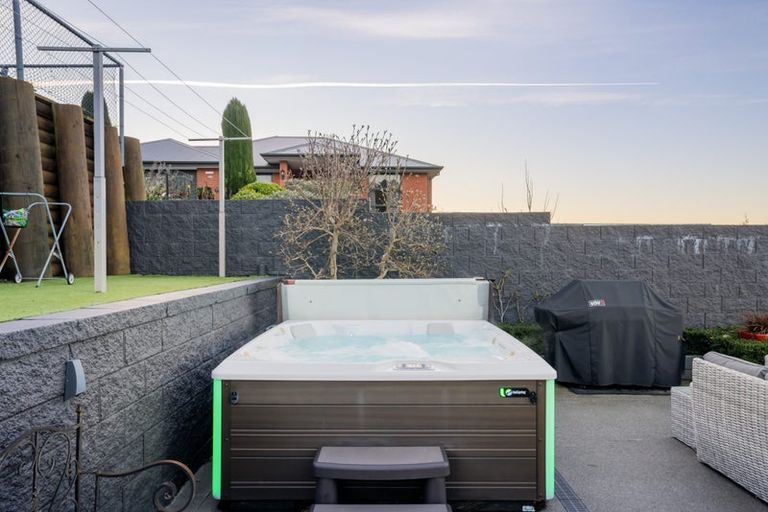 Photo of property in 6 Rushden Rise, Westmorland, Christchurch, 8025