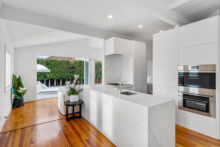 Photo of property in 6 Belle Vue Avenue, Northcote Point, Auckland, 0627