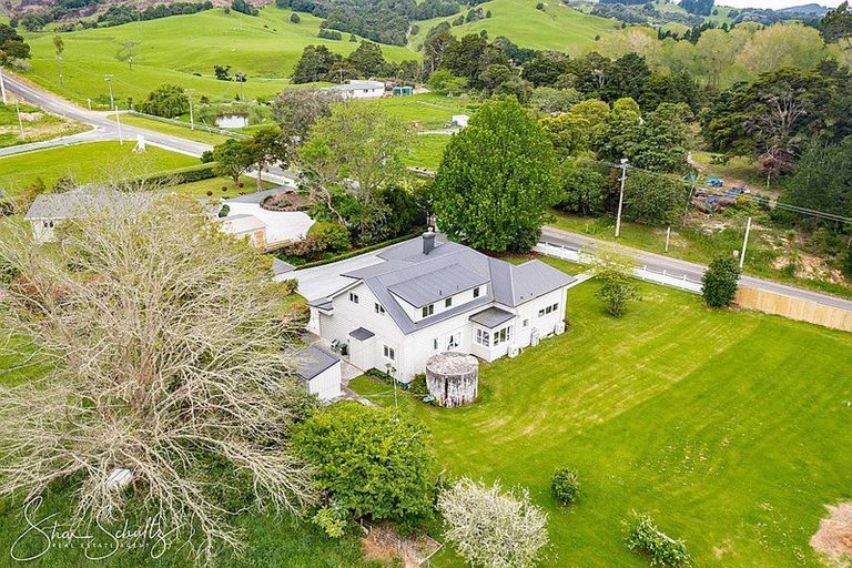 Photo of property in 31 Franklin Road, Paparoa, 0571