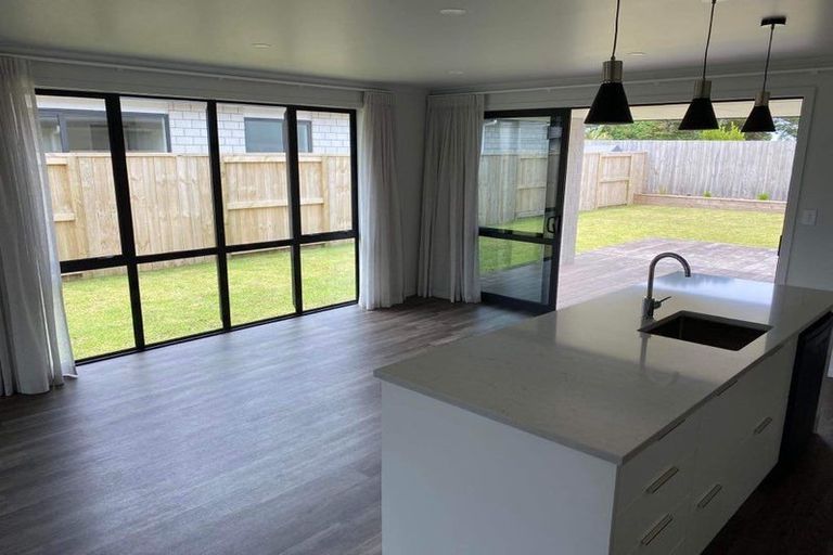 Photo of property in 63 Kaurinui Crescent, One Tree Point, 0118