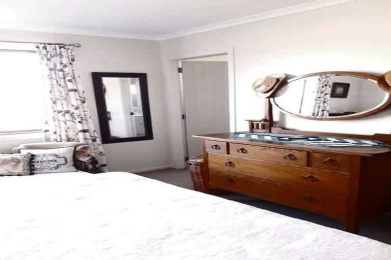 Photo of property in 42 Feist Street, Carterton, 5713