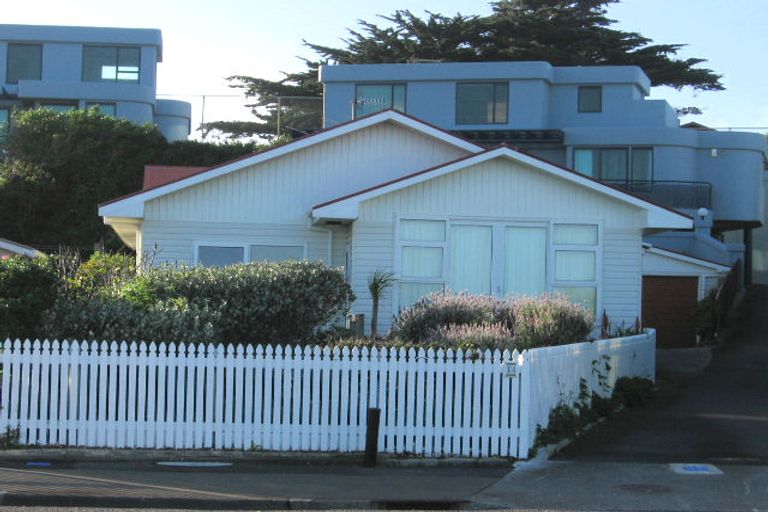 Photo of property in 11 Sunset Parade, Plimmerton, Porirua, 5026