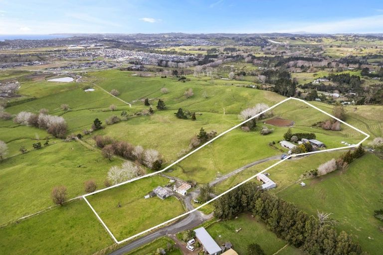 Photo of property in 107 Cemetery Road, Wainui, 0992