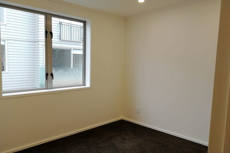 Photo of property in 1 Buncrana Place, Rosehill, Papakura, 2113