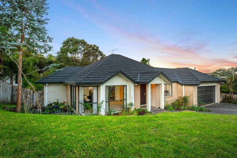 Photo of property in 11 Nottingham Place, Northcross, Auckland, 0630
