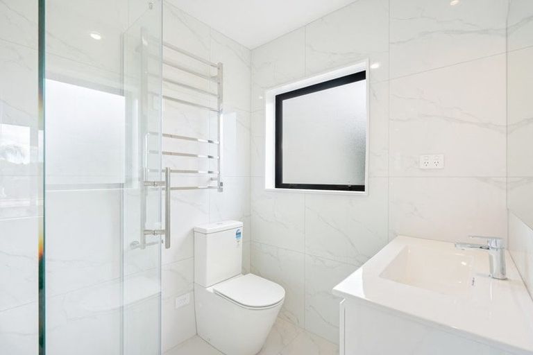 Photo of property in 43d Fitzherbert Avenue, West Harbour, Auckland, 0618