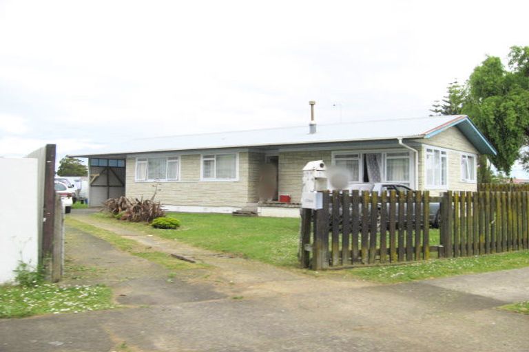 Photo of property in 17 Convair Crescent, Mangere, Auckland, 2022