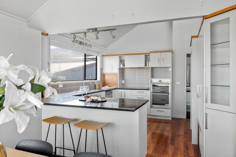 Photo of property in 8a Orewa Heights Crescent, Orewa, 0931