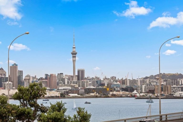 Photo of property in 2/31 Princes Street, Northcote Point, Auckland, 0627