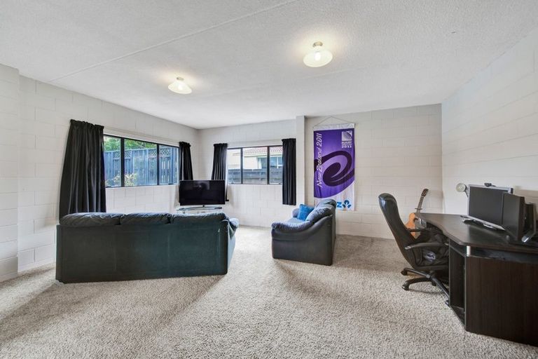 Photo of property in 25 Truby King Street, Merrilands, New Plymouth, 4312